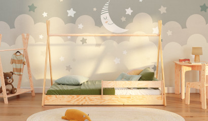 Drewniane przypodłogowe łóżko domek w stylu TIPI wykonane ze sklejki sosnowej w kolorze lakierowanego drewna